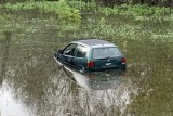  W pobliżu wału przeciwpowodziowego między Głogowem a Serbami znaleziono w wodzie osobowe auto 