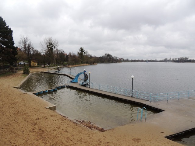 Plaża w Wągrowcu czeka na lepsze czasy. Mieszkańcy muszą uzbroić się w cierpliwość.