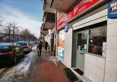 W tej okolicy mężczyzna, którego portret pamięciowy prezentujemy, napadł na ekspedientkę