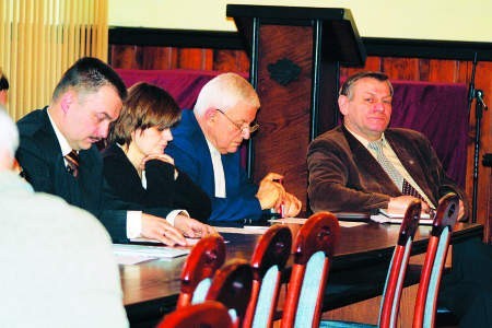 Eugeniusz Podolak (z prawej) podczas obrad Rady Miasta. Obok niego siedzą (od prawej) Gerard Kaschel, Justyna Thiel i Sławomir Pipke. FOT. PIOTR NIEMKIEWICZ