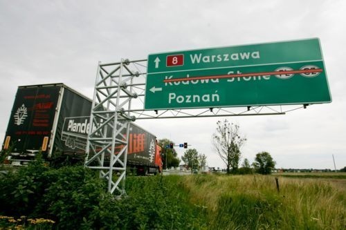 Umowy podpisano na odcinki na terenie województwa łódzkiego, teraz w budowie jest tam więc łącznie ponad sto kilometrów ekspresówki. Kilkanaście dni temu rozstrzygnięto przetarg na budowę odcinka położonego pomiędzy Sycowem i Walichnowami na granicy trzech województw: dolnośląskiego, wielkopolskiego i łódzkiego (45 kilometrów drogi). Suma wszystkich budowanych odcinków wynosi więc ponad 200 km. Cała trasa do Warszawy ma być gotowa jednak dopiero w 2016 r.
