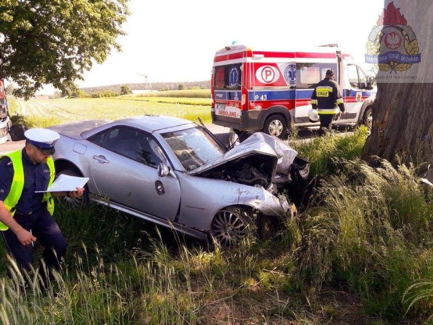 Wypadek w Miłochniewicach w gminie Głuchów. Jedna osoba przetransportowana LPR do Łodzi [ZDJĘCIA]