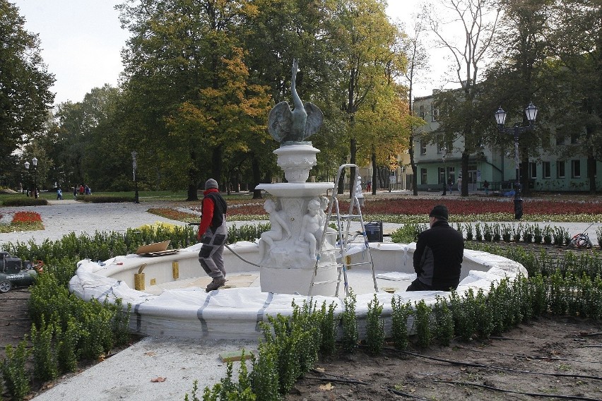 W poniedziałek w parku odsłonięto odnowioną fontannę. Ale...