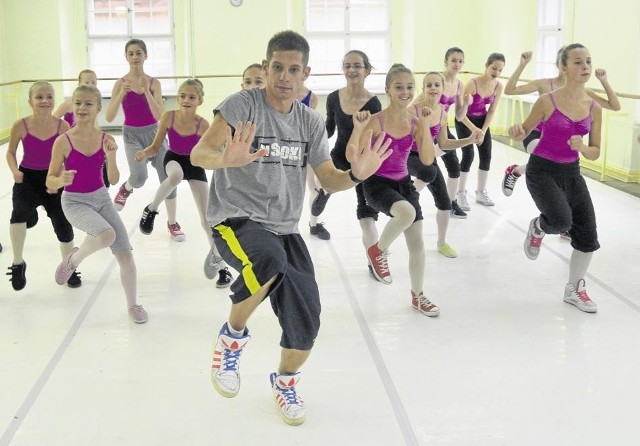 Łukasz Kukulski prowadzi lekcje hip-hopu w poznańskiej szkole baletowej