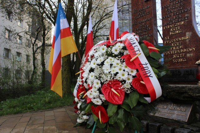 Urzędnicy z magistratu i przedstawiciele policji złożyli kwiaty pod pomnikiem upamiętniającym ofiary Zbrodni Katyńskiej