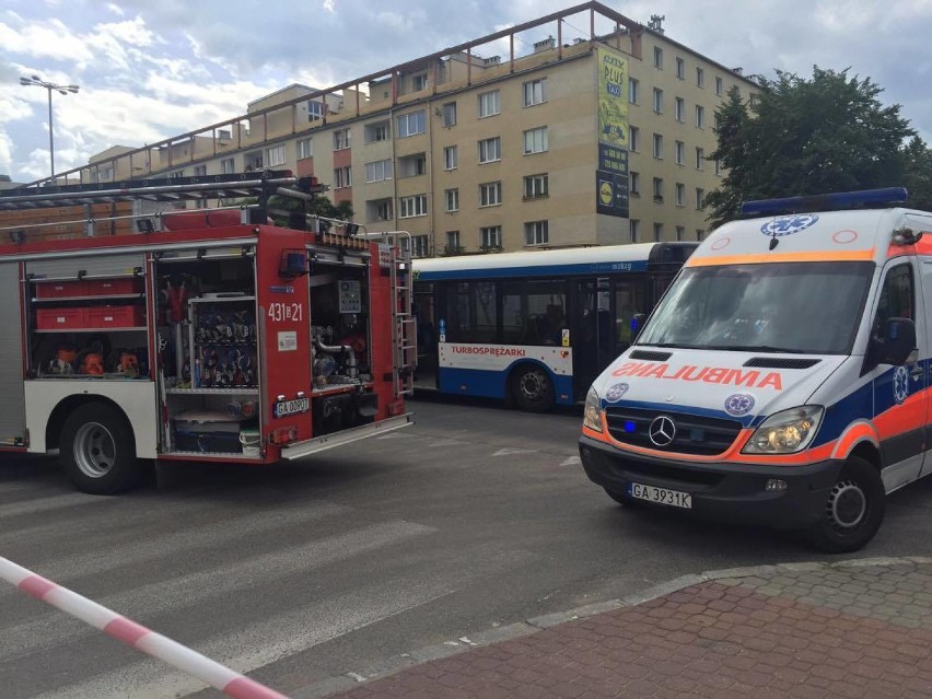 Zderzenie autobusu i samochodu w Gdyni. Osiem osób jest rannych [ZDJĘCIA]