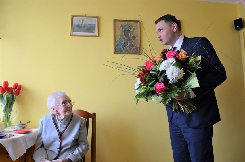 Pani Helena skończyła 100 lat. Burmistrz Siemiatycz odwiedził seniorkę w dniu jej święta i zapytał o przepis na długowieczność (zdjęcia)