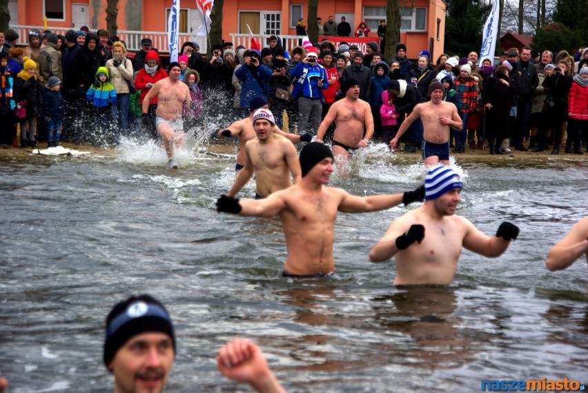 Żużlowcy Unii Leszno kąpali się z morsami w Jeziorze...