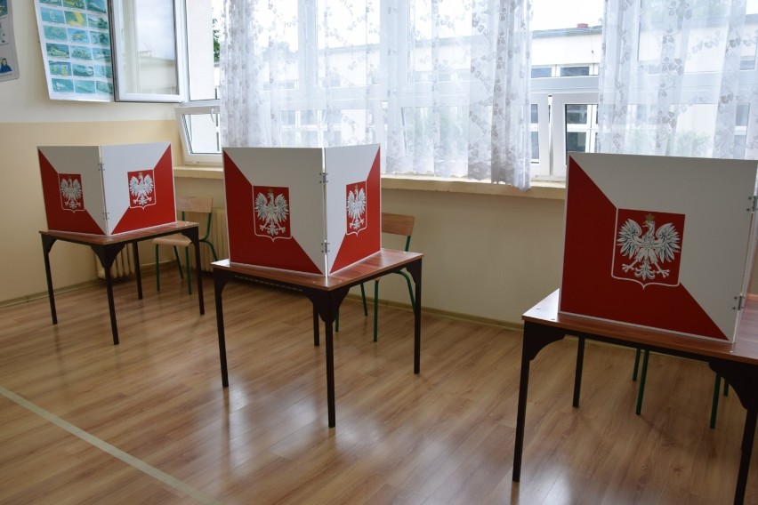 Głosowanie w drugiej turze wyborów w Zduńskiej Woli. Tak było w komisjach po południu ZDJĘCIA