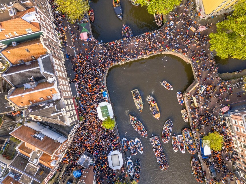 Rzesze turystów w Amsterdamie przyczyniły się do tego, że...