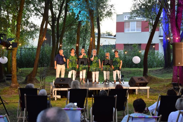 Wieczorny koncert "Wino, luna i śpiew" w Parku Wolności w Barcinie.