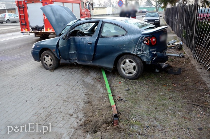 Wypadek w Elblągu. Samochód ściął lampę oświetleniową