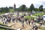 Plac zabaw na Parkowej w Malborku nie ma jeszcze miesiąca. Gdy mieszkańcy krytykują inwestycję, burmistrz mówi, że to lekcja