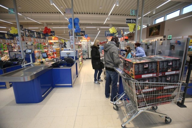 Zobaczcie, jak pracodawcy dużych sieci handlowych (Biedronka, Lidl, Kaufland i inne) kuszą pracowników, aby przyszli do nich do pracy lub w niej zostali. 

Szczegóły na kolejnych zdjęciach >>>>