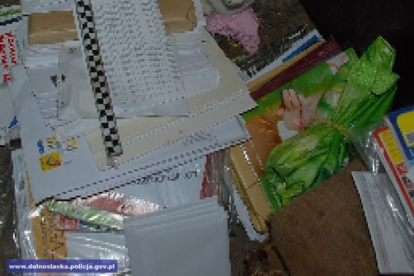 W mieszkaniu znaleziono setki niedostarczonych listów