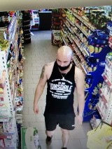 Okradł sklep w Kruszewie. Policja szuka złodzieja z białego bmw [ZDJĘCIA]