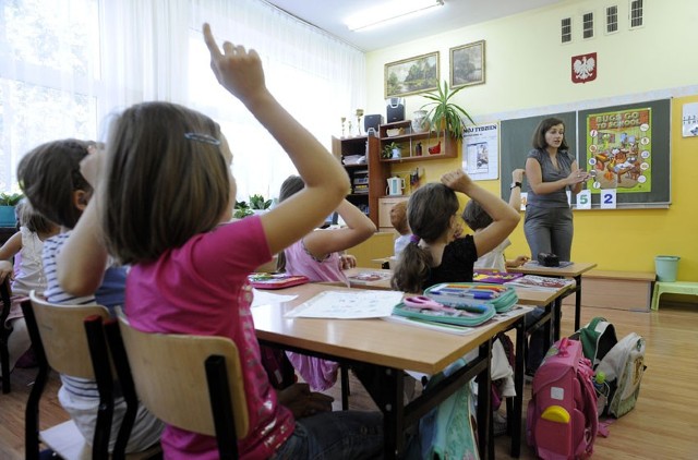 Nauczyciel stażysta będzie od września zarabiał 2 tys. 618 zł, w 2007 r. zarabiał 1 tys. 546 zł