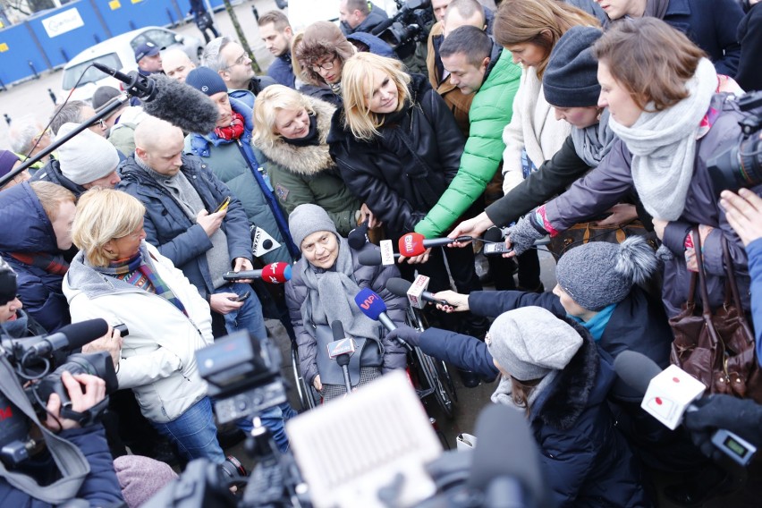 Protest dziennikarzy przed Sejmem. Manifestują sprzeciw...