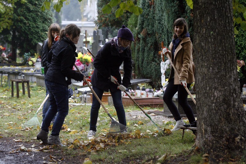 Legnica: Uczniowie pierwszego gimnazjum sprzątali cmentarz (ZDJĘCIA)