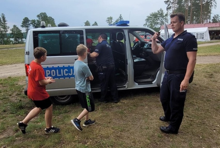 Policjanci uczyli dzieci zasad bezpieczeństwa oraz prowadzili zajęcia o tematyce sztuk walki