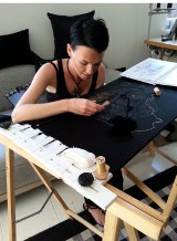 "Nić życia" w Sopocie. Artystka wierna idei Fair Trade prezentuje hafty z domu mody Chanel