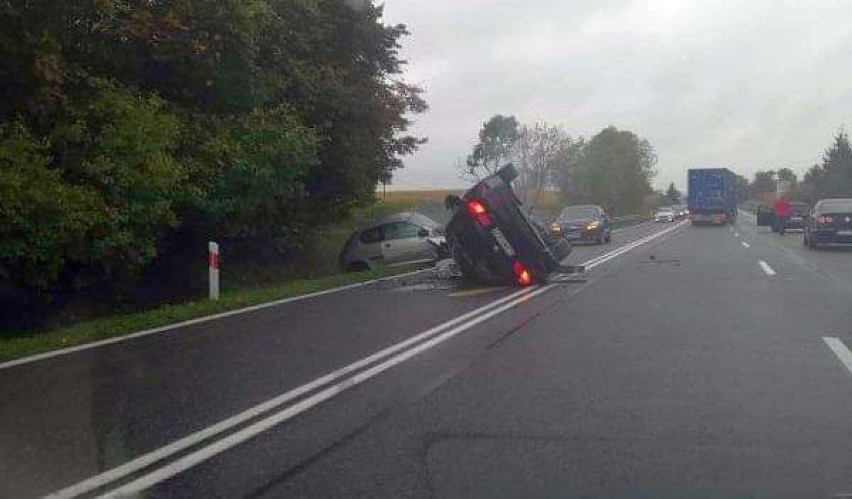 Tragiczny wypadek w Bzowie. Nie żyją dwie osoby, jedna jest ranna