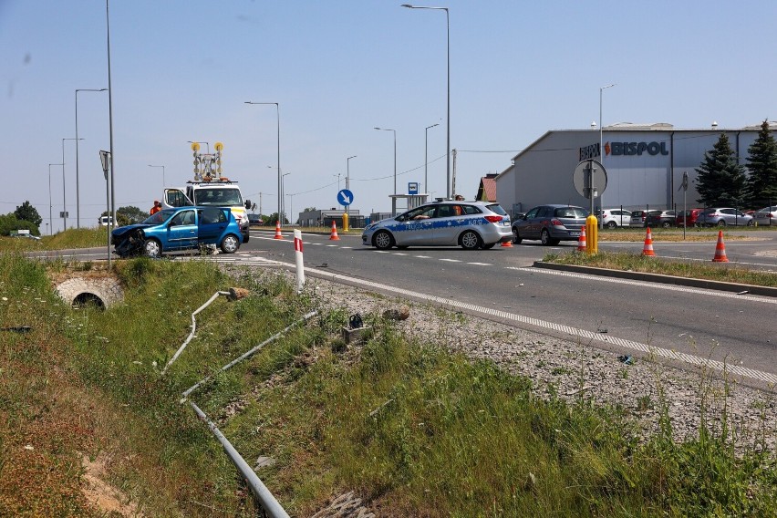 Wypadek w Głuchowie na drodze krajowej nr 94. Cztery osoby trafiły do szpitala [ZDJĘCIA]