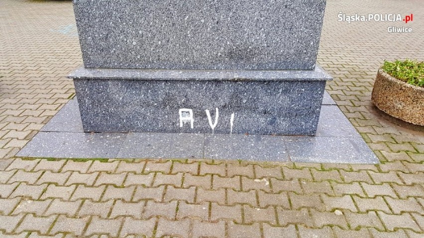 Gliwice. Chciał na pomniku Mickiewicza napisać farbą "AVE MARIA". Interweniowała policja