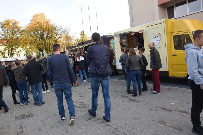 Smaczny i bezpieczny weekend w Łazach: zlot food trucków