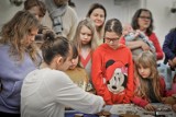 Mikołajkowe popołudnie w pałacu w Ostromecku. Pachnące pierniki, muzyka na żywo i śnieg za oknami [zdjęcia] 