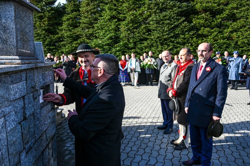 Górale uroczyści świętowali niepodległość. Na Krzeptówkach złożono urnę z ziemią z cmentarza Orląt Lwowskich