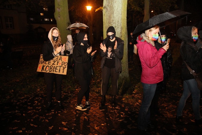 Protest Kobiet w Złotowie - manifestacja pomimo deszczu i tak się odbyła