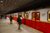 Pożegnalny przejazd metra numeru "07" na linii M1. Warszawa oddaje stare rosyjskie składy do Kijowa 