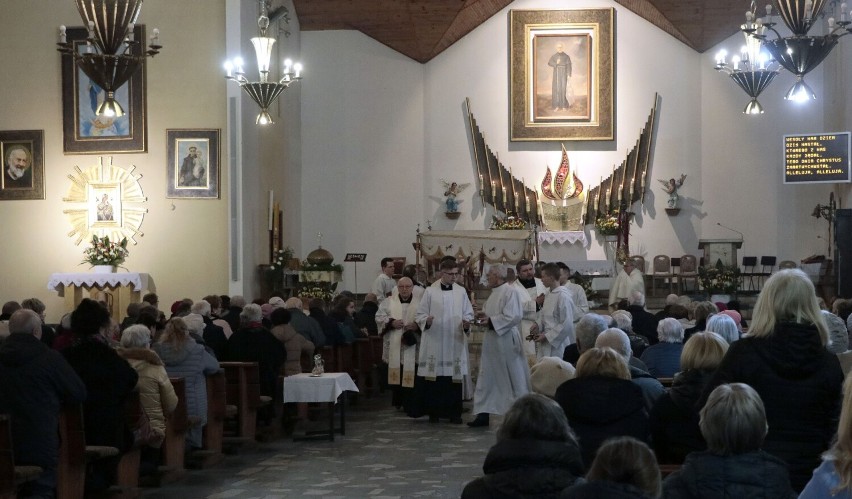 Procesja rezurekcyjna w kościele na osiedlu Strzemięcin w...