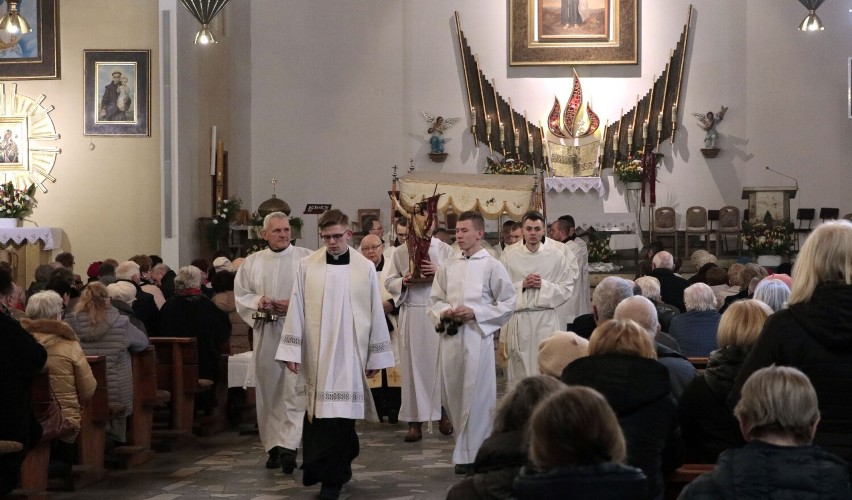 Procesja rezurekcyjna w kościele na osiedlu Strzemięcin w...