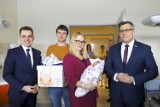 Wojewoda śląski odwiedził pierwszego noworodka urodzonego w 2019 roku w województwie ZDJĘCIA