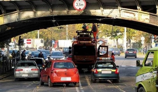 Problem z kierowcami ciężarówek, którzy zrywają trakcję pod wiaduktem kolejowym na al. Hallera, trwa od lat