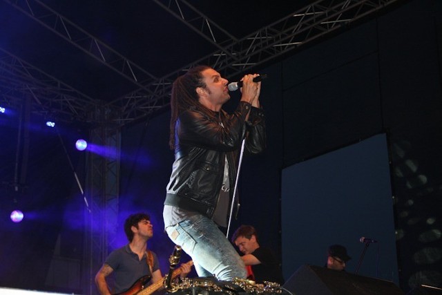 Bartosz Szymoniak, wokalista Sztywny Pal Azji podczas koncertu.
