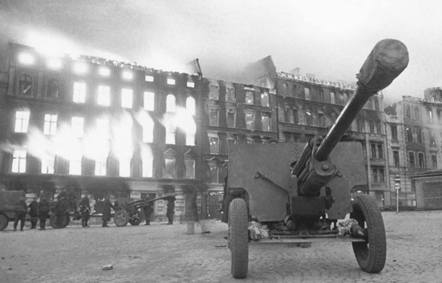 Sowieci szturm na Festung Neisse rozpoczęli o poranku 23 marca 1945 roku. Jak wyglądała Nysa podczas walk? Co działo się po ich zakończeniu? Jaki był los cywilów? Czytaj na kolejnych slajdach!