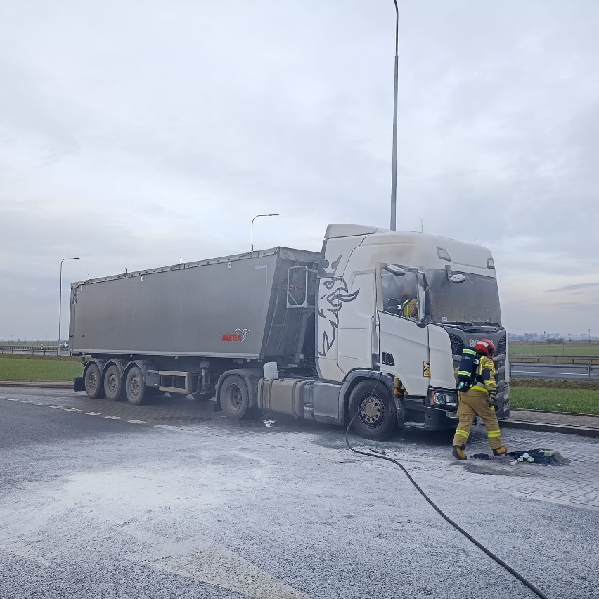 Pożar samochodu cieżarowego na MOP - ie Mała Holandia