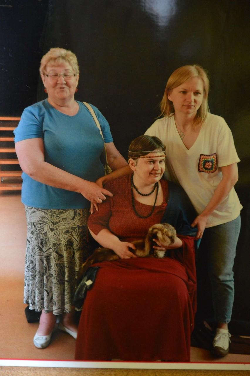 Seniorzy i osoby niepełnosprawne z Rzepina zamieniły się w postaci z kultowych obrazów [ZDJĘCIA]