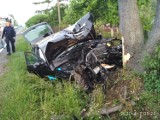 Wypadek niedaleko Wąbrzeźna. Samochód roztrzaskał się na drzewie. Dwie osoby ranne