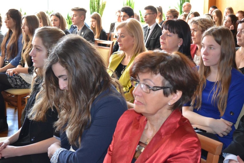 Stypendia burmistrza Kartuz wręczone - 54 uzdolnionych uczniów nagrodzonych za wyniki w nauce