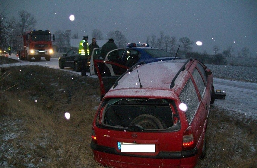 Wypadek w miejscowości Ląd Kolonia. Opel w rowie