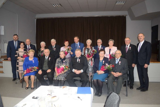8 par z gminy Chrzypsko Wielkie odebrało w tym roku okolicznościowe medale nadane przez Prezydenta RP (18.11.2021)
