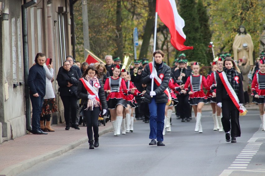 Dzień Niepodległości w Rogoźnie. Mieszkańcy przeszli w uroczystym pochodzie [ZDJĘCIA]