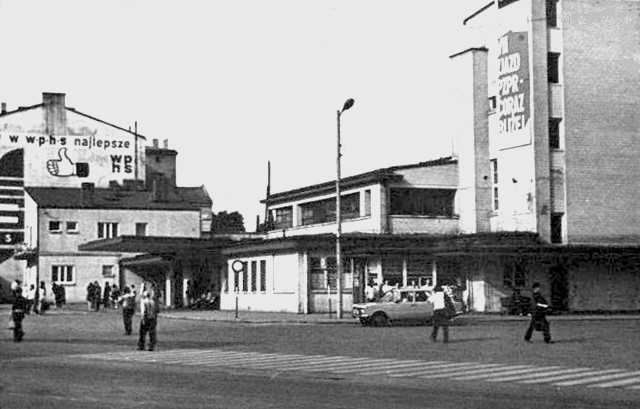 Zdjęcie z lat 70-tych. Przedstawia plac przed dworcem pkp. W głebi tramwaj linii 22 skręcający na ulicę  Modrzejowską, nazywała się Dzierżyńskiego.