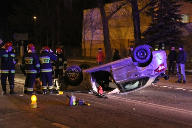 Wypadek na ul. Borowskiej przy skrzyżowaniu z Wieczystą. Citroen dachował