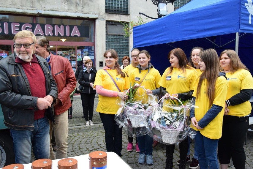 Zygmunt Chajzer piecze kiełbaski na rynku w Kluczborku.