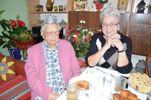 Pani Genowefa Jałoszyńska z Żagania kończy 103 lata! Na zdjęciu z córką Leokadią Araszewicz